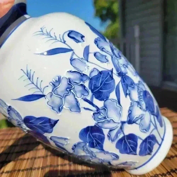 Asian Vase White & Blue Porcelain Floral, Leaf Motif Vase Mid 20th Century - Picture 6 of 17